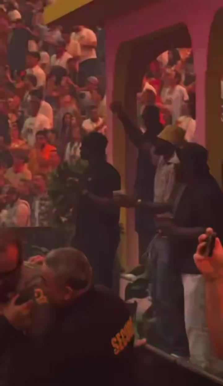 嗨皮中?詹姆斯现身坏痞兔演唱会手持饮品激情热舞?