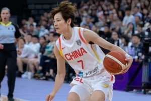 篮球数据库-张佳玮：中国女篮依赖杨力维的临场机变 张子宇防守需专门摆联防